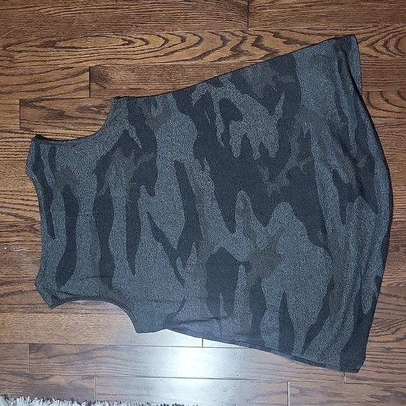 Sleeveless top - Picture 2 of 3